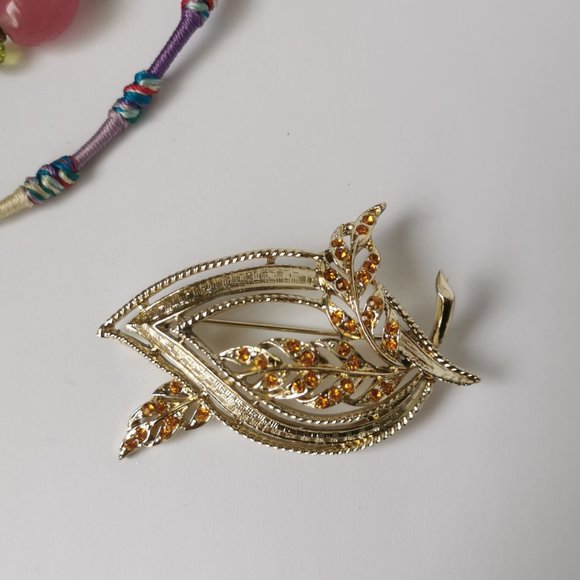 STUNNING Vintage Signed Coro Rhinestone And Beaded Gold Tone Leaf Brooch - Picture 2 of 6